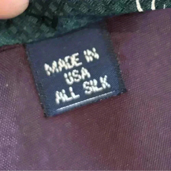 CC Hughes 100% Silk Santa’s Sleigh Reindeer Green Christmas Men’s Neck Tie - Picture 6 of 6